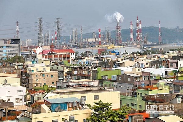 圖為遭到近600家石化和鋼鐵等重工業和約800支煙囪包圍的高雄小港大林蒲社區。(本報資料照片)