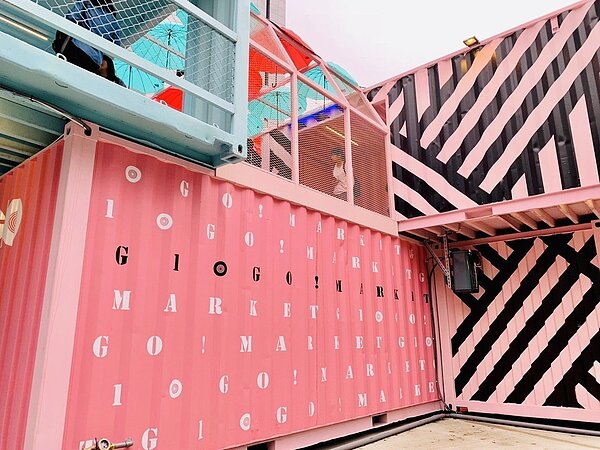 Pantone色貨櫃屋是人氣拍照點。記者張芳瑜/攝影