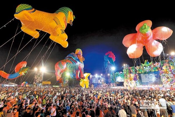 台中花博開幕晚會3日在水湳智慧城舉行，大型空飄汽球飄浮在3萬名觀眾上方，非常壯觀。（黃國峰攝）