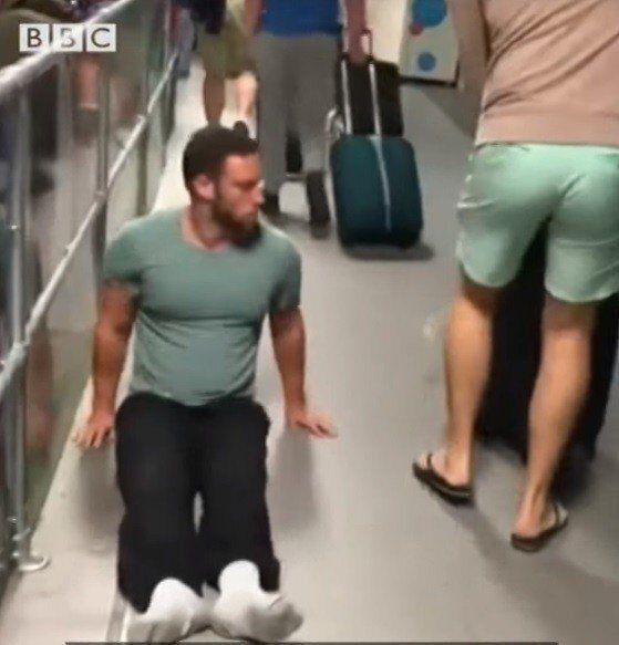 英國殘障運動員列文2017年到倫敦魯頓機場，卻發現輪椅被遺漏，為了自主性他以雙手拖著自己的身體穿越航廈。截自BBC影片
