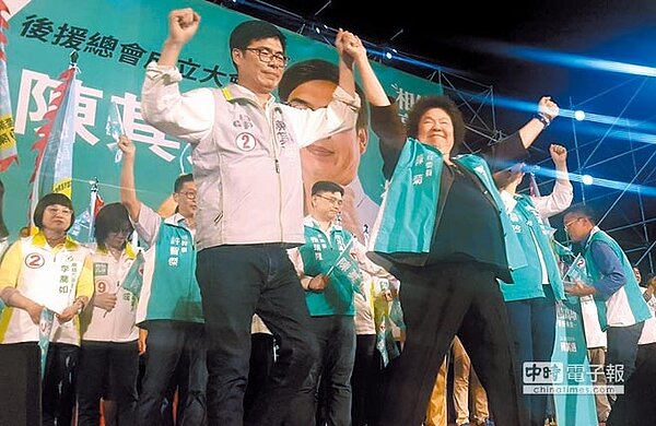 民進黨高雄市長候選人陳其邁,3日舉行勞動者之夜,總統府祕書長陳菊喊到聲嘶力竭,要大家投給陳其邁,一棒接一棒,打造高雄夢。 (劉宥廷攝)