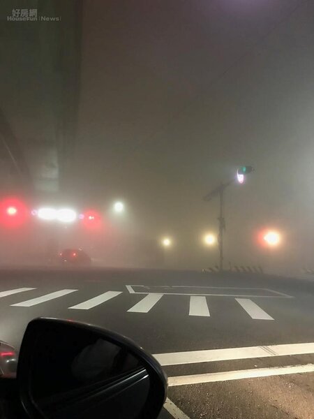 林口起霧時，夜間開車能見度相當低。（圖／記者王薀琁攝影）