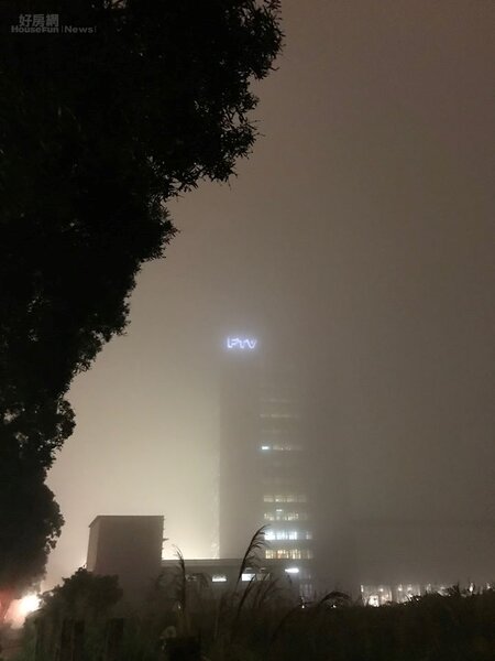 林口起霧時，民視電視台14層大樓幾乎被霧壟罩。（圖／記者王薀琁攝影）