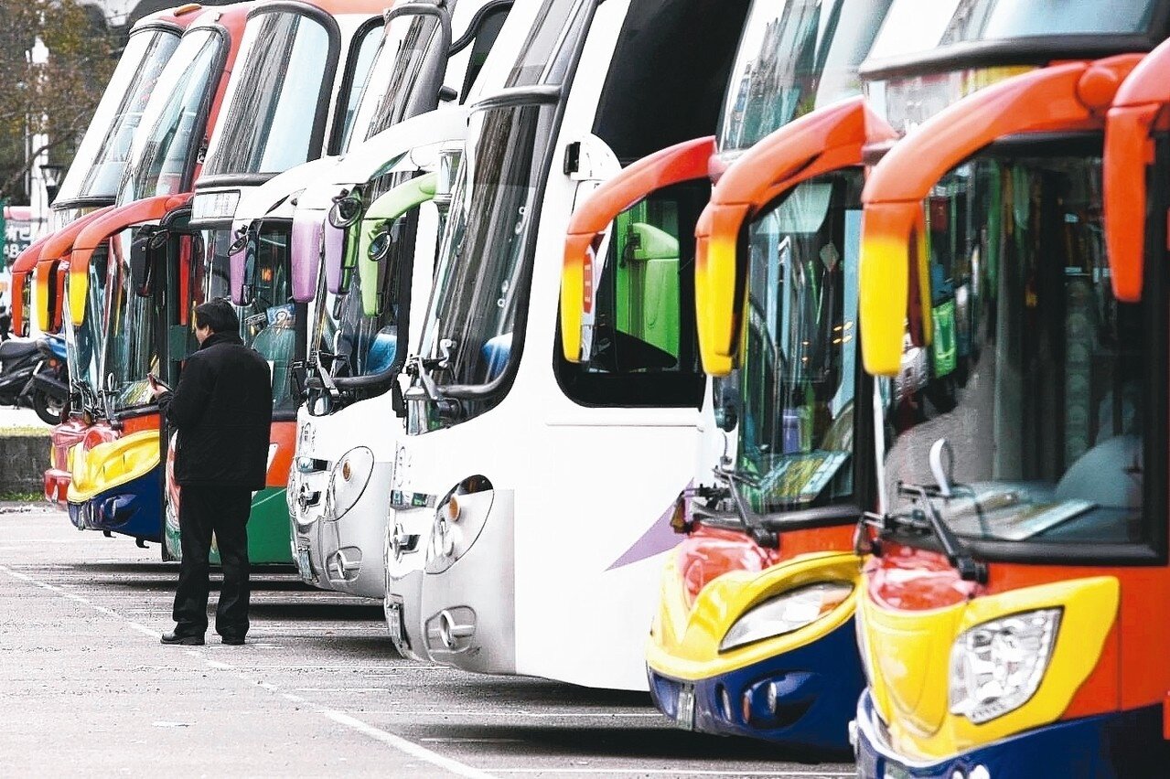 客運業司機長期疲累,明年春節九天連假,七休一可能鬆綁。 報系資料照