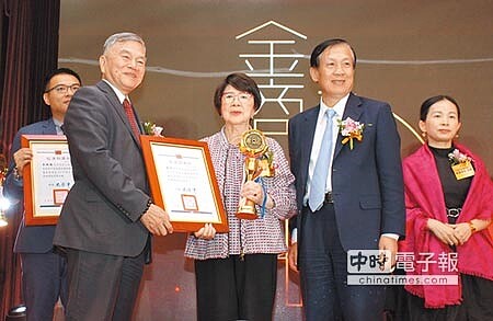 經濟部長沈榮津(左二)與全國商業總會理事長賴正鎰(右二),頒贈「優良商人」獎狀及獎盃予培林貿易董事長劉巧(中)。圖╱陳宗慶