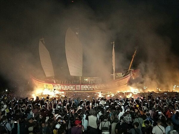屏東東港迎王平安祭典今天凌晨舉行「送王」儀式,5點02分準時燒王船送代天巡狩千歲爺遊天河,為三年一科連續8天的祭典劃下句點。圖/東隆宮提供