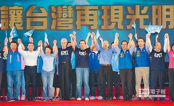 國民黨11月11日將再次強打6都合體戰術,一舉衝高聲勢。圖為10月14日在台中太平舉辦「6都合體、萬人挺燕」造勢大會,6都市長候選人包括高雄市韓國瑜(右四)國民黨主席吳敦義(左四)合體,高喊國民黨加油、11月24日滅東廠。(本報資料照片)