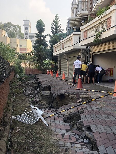 嘉義市政府工務處在新生路一帶做北排工程清淤,施工地點附近、整排民宅前通道昨突然坍塌,幸好當時沒有人車經過,否則後果難以想像。記者王慧瑛/攝影