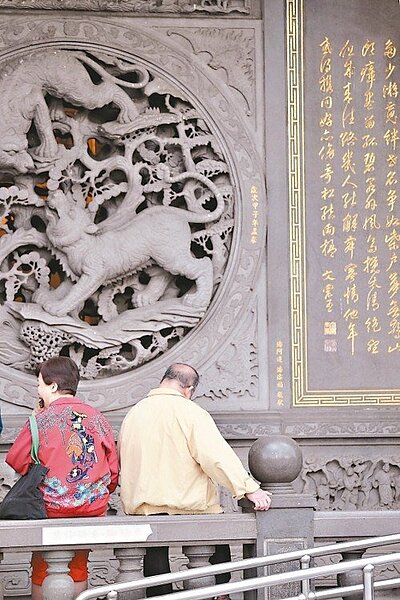 國民年金欠費問題嚴重,被保險人欠費罰配偶的爭議始終未解,勞保局每年為了篩出兩百名開罰,勞師動眾。圖為台北街頭民眾。 記者林伯東/攝影