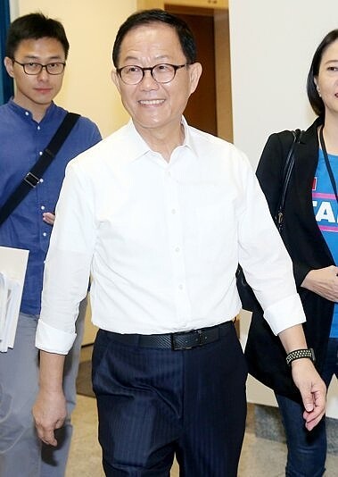 台北市長候選人丁守中（圖）昨天出席首場台北市長電視辯論會，質疑民進黨台北市長候選人姚文智「打假球」，在辯論中不斷批評藍營高雄市長候選人韓國瑜，卻不談市政。記者余承翰／攝影