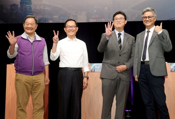 台北市長候選人李錫錕（左起）、丁守中、姚文智、吳蕚洋昨電視辯論，會前合影比出各自號次，但姚文智一開始時誤比成柯文哲的「4」。 記者余承翰／攝影