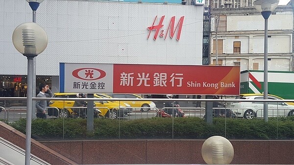 楊麗花的先生洪文棟4日過世。洪文棟一直是新光金的大股東,但據新光老臣指出,洪文棟從始至終,皆未進入新光金集團經營層,也未擔任任何職位,僅以董事身份出席董事會。聯合報系資料照/記者郭幸宜攝影