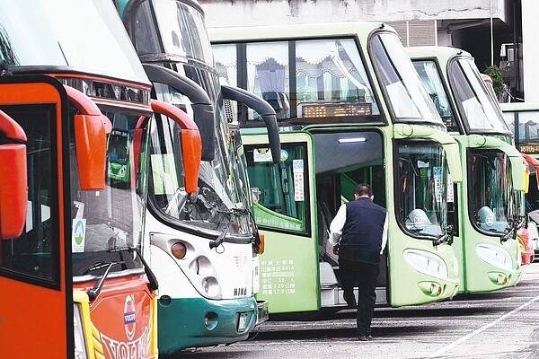 台鐵普悠瑪列車翻覆後，運輸業工時又引發外界關注，交通部為了明年春節長達九天的連假疏運，客運業鬆綁七休一案將二度闖關。 圖／聯合報系資料照片