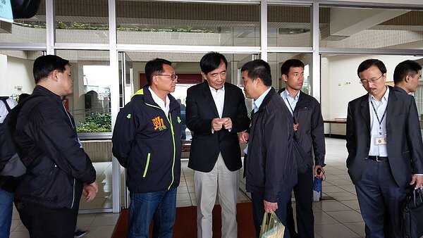 交通部長吳宏謀(中)宣布桃機往返宜蘭客運即將啟動,同時祭出票價大優惠,最低只要88元。 記者戴永華/攝影