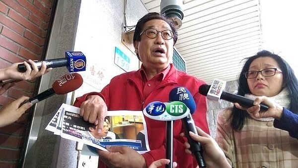 前立法委員李慶華(左)涉貪汙案被新北地檢署起訴,新北地院今天開準備庭,他無故未到庭,法官將拘提他到案。本報資料照片