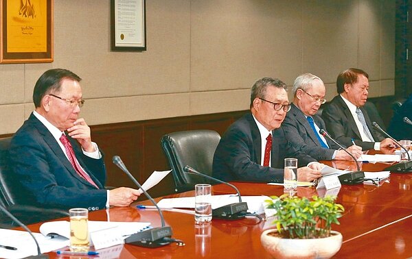 台塑集團昨天舉行10月業績說明會，台塑董事長林健男（左起）、南亞董事長吳嘉昭、台化副董事長洪福源與台塑化總經理曹明，分別說明營業狀況及展望。 記者黃義書／攝影