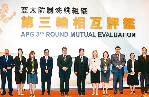 亞太防制洗錢組織針對台灣的第三輪相互評鑑昨天正式展開,行政院長賴清德(右六)出席,與來自國外的評鑑團合影,左五為評鑑團團長David Shannon。 記者鄭超文/攝影