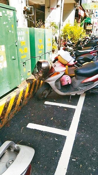 南投縣草屯鎮育英街等日前進行道路改善工程,未料路面平坦後卻出現「迷你停車格」(見圖)。 曾姓讀者/提供