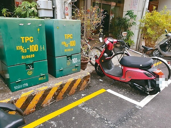 南投縣草屯鎮育英街等日前進行道路改善工程，未料路面平坦後卻出現「迷你停車格」，近期已被塗銷，改畫黃色標線(見圖)。 記者賴香珊／攝影