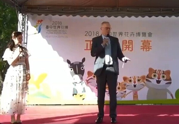 張齡予(左)擔任外賓致詞的即時口譯。圖/摘自臉書