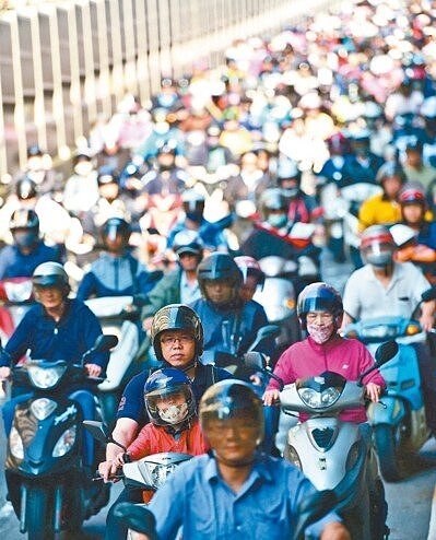 行政院長賴清德去年底喊出二○三五年停產、停銷燃油機車,中華民國機車公會昨反對此政策,指將上街頭抗議。 圖╱聯合報系資料照片