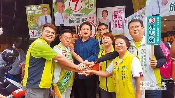 面對國民黨基隆市長候選人謝立功拋出基隆人「南漂」議題,民進黨基隆市長林右昌(中)回嗆,若有南漂問題也是國民黨執政時太爛,並狠酸謝「沒經濟常識,只會唱衰!」。(張穎齊攝)