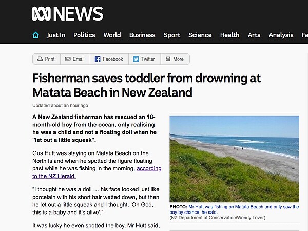 紐西蘭一名18個月大男嬰日前被父母帶到海邊露營,結果跑到海裡,所幸被一名漁夫發現後得以獲救。截自ABC News