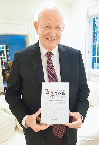 被美國總統川普稱為權威的中國專家白邦瑞，在位於華盛頓的自宅接受本報獨家專訪。（孫昌國攝）
