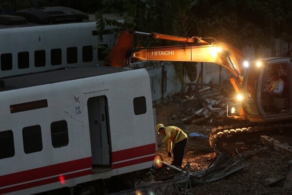 台鐵普悠瑪列車出軌翻覆，正由台鐵行車保安委員會調查事故原因。 圖／聯合報系資料照片
