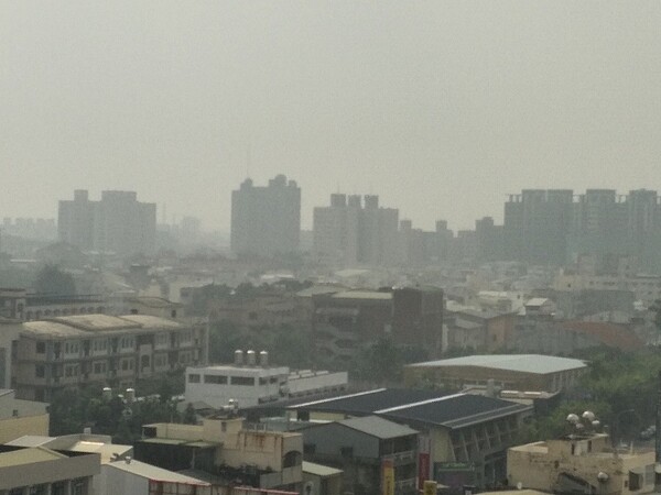 下午台南新營上空仍一片霧茫茫,霾害嚴重。記者謝進盛╱攝影
