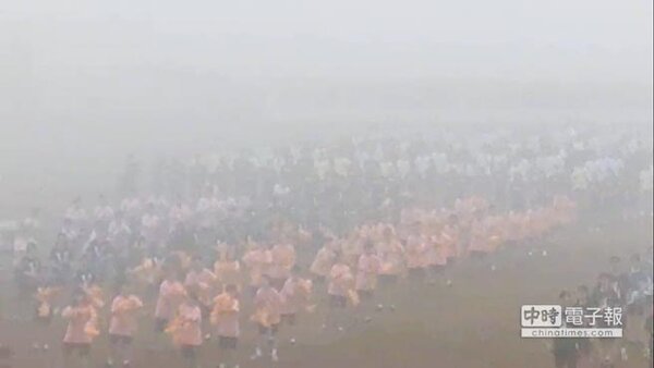 台南一所高中7日在新營體育場舉辦校慶運動會，1600多位學生在霧霾中跳起開場舞，因空品太差，校方後來緊急取消活動，擇日再辦。（莊曜聰翻攝）