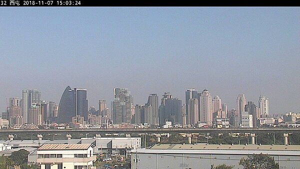 昨天下午3點,台中西屯測站還清晰可見台中七期豪宅。圖/翻攝自空氣品質監測網