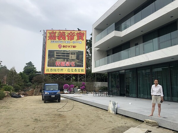 嘉義市老爺建設負責人黃朝雲、黃李素如夫婦,在大雅路一段、蘭潭水庫保護區蓋一幢3層樓農舍,遭周刊爆料是「嘉義帝寶特權豪宅」,屋主日前出示建造執照、使用執照,強調過程坦蕩蕩,禁得起檢驗。記者王慧瑛/攝影