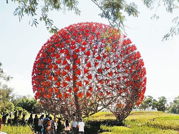 花博最受矚目的機械花「聆聽花開的聲音」可望原地保留,成為台中新地標。 記者余采瀅/攝影