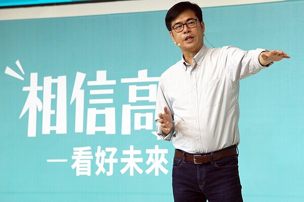 民進黨高市長候選人陳其邁提出扎實政策白皮書，以4大面向、12大項政見讓市民了解他建設高雄的實質計畫。記者劉學聖／攝影 