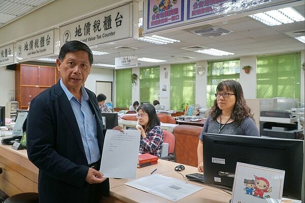 新竹縣公告地價漲25%,引來地主抗議地價稅暴漲。新竹縣因此成立申訴窗口,讓有疑義的民眾可到縣府稅捐局申訴。 記者郭政芬/攝影