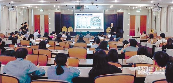 台灣都市更新失靈癥結與對策論壇7日開幕，吸引相關的學者與學生到場參與討論。（鄭任南攝）