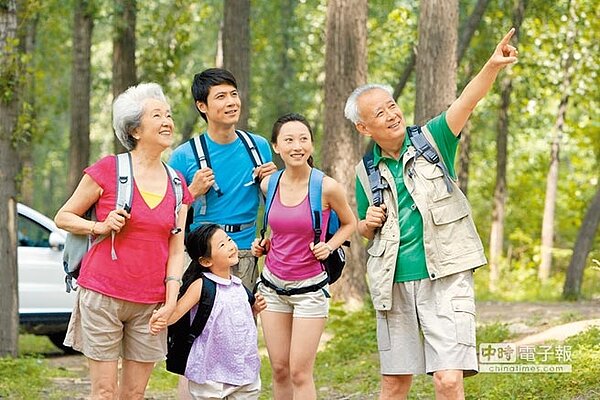 為填補高齡醫療保障的空窗,全球人壽推出「全鑫醫靠專案」,讓老年生活更安心。 (全球人壽提供)