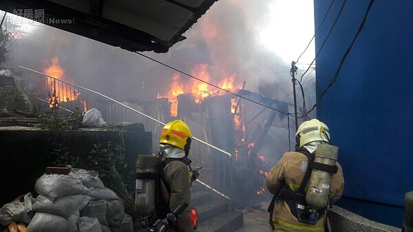 基隆市安樂區一處木造平房發生大火。(圖/基隆消防局提供)