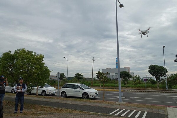 空汙嚴重，南部6縣市啟動飛鷹計畫，派出空拍查緝違法空汙案件。圖／環保局提供