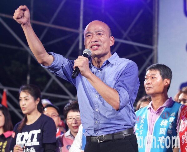 國民黨高雄市長候選人韓國瑜豪氣宣布「夜襲」成功。記者劉學聖／攝影 