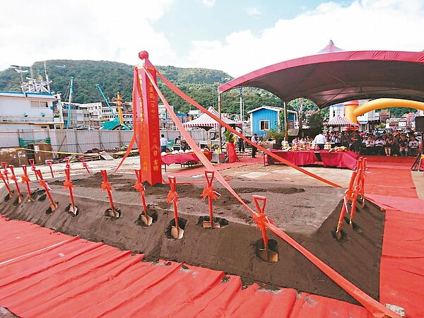南方澳漁港第一拍賣魚市場斥資上億元改建,昨天動工。 記者羅建旺/攝影