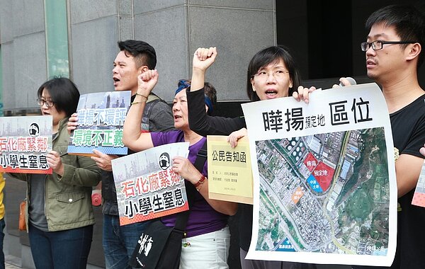 曄揚石化將在高雄設廠，環保團體上午到環保署抗議，要求環保署應對曄揚石化實施環評，現場12位出席者並手牽手唱兒歌，代表120位鳳鳴國小的學童，向環保署請命。記者陳柏亨/攝影 