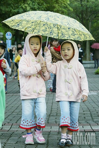 今晨北部有局部降雨,也感覺比前一天涼。聯合報系資料照/記者黃義書攝影