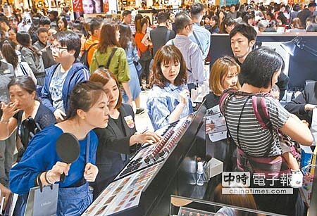 
SOGO忠孝館1樓美妝區昨擠滿搶購人潮。（陳俊吉攝）
 