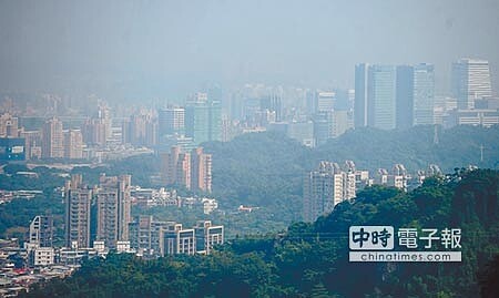 台灣地區8日受到偏東風影響，空氣品質擴散條件較差，是今年入秋以來紅害測站最多最嚴重的一天，台北地區雖然有陽光照射，但遠看仍是一片灰濛濛。（季志翔攝） 