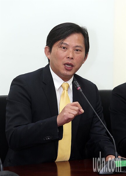 立委黃國昌8日在立院質詢時爆料,台鐵一名列車長感染諾羅病毒欲請假,但主管不准使他帶病上班,也讓同事、乘客深陷被感染的危機。圖為時代力量立委黃國昌。聯合報系資料照/記者曾吉松攝影