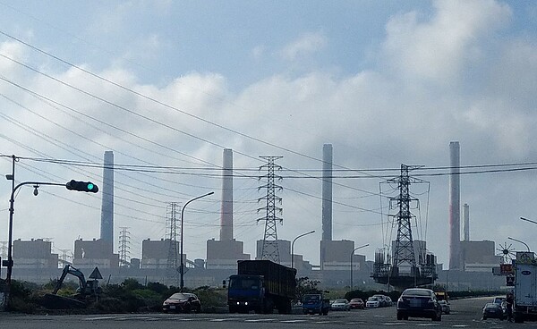 台灣健康空氣行動聯盟發現，台電台中火力發電廠從今天下午3時，「火力全開」，除了歲休、環保工程機組外，其他8個機組火力全開。記者趙容萱／攝影 