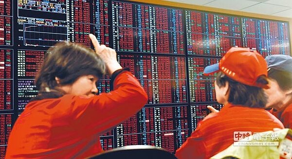 台股昨天上演5分鐘萬點行情 以9945點作收,但分析師表示,萬點曇花一現,接下來景氣緊縮,台股中長期投資,建議適度減碼。(本報資料照片)