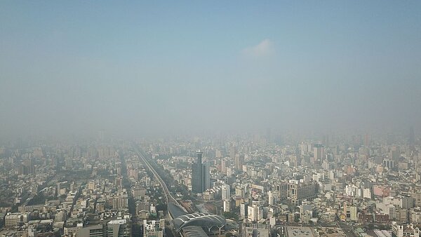 台中連續三天「紫爆」,今天上午市區一片灰濛濛景象。圖/台灣健康空氣行動聯盟提供